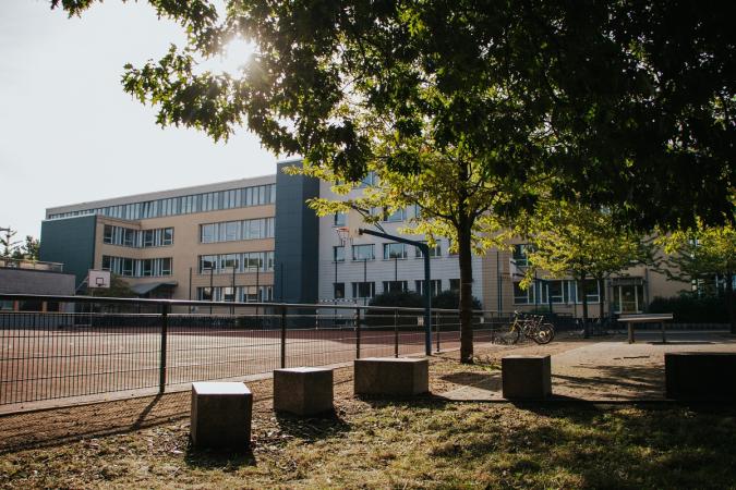 Foto: Blick auf das Schulgebäude und den Sportplatz.
