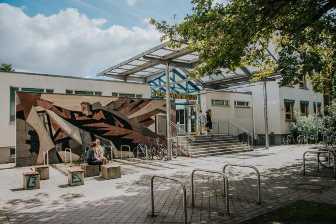 Foto: Blick auf das Schulgebäude und den Haupteingang.