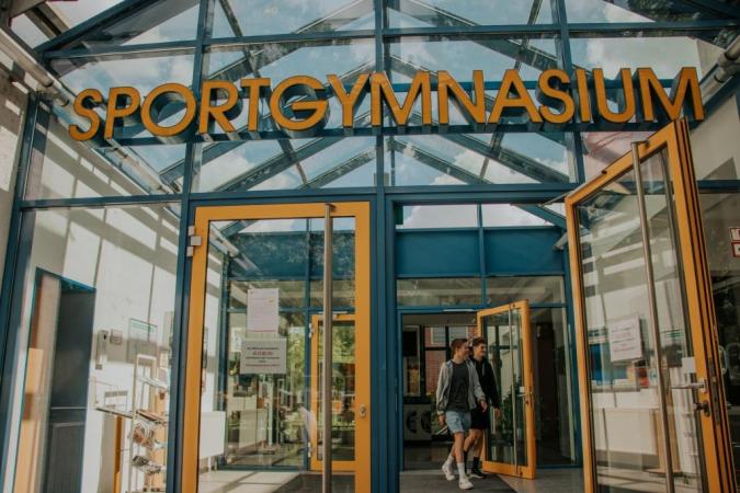 Foto: Schriftzug Sportgymnasium über dem Eingang der Schule.