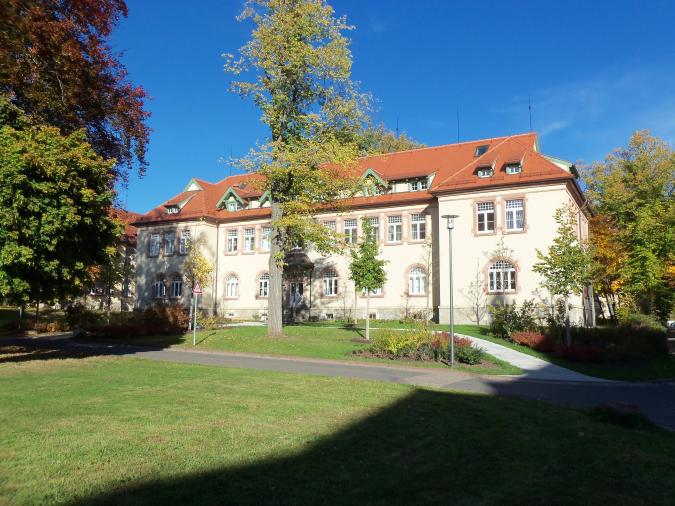 Unsere Schule besteht aus mehreren Schulteilen und 5 Gebäuden. Auf dem Bild ist Haus 21 zu sehen.