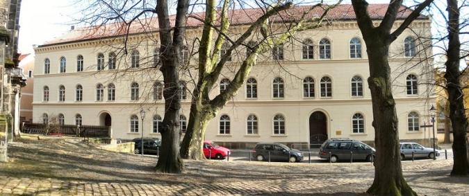 Vorderansicht der Schule