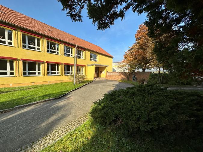 Schule Frontansicht aus Park