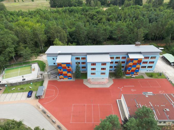 Grundschule mit Hort, Schulhof und Bolzplatz