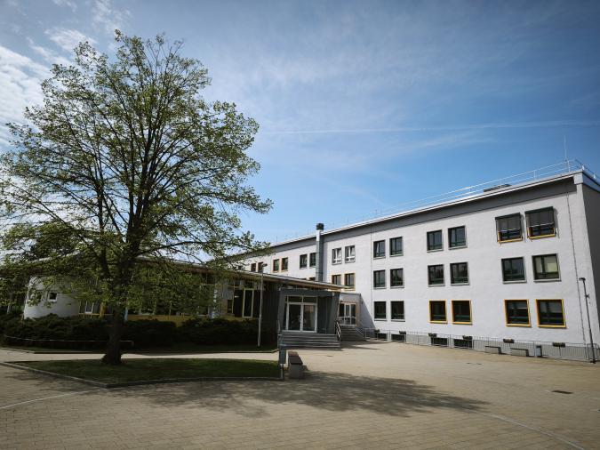 Ansicht Schulhof, Haupteingang, Aula