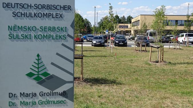 Stehle im Zugangsbereich des Deutsch-Sorbischen-Schulkomplexes