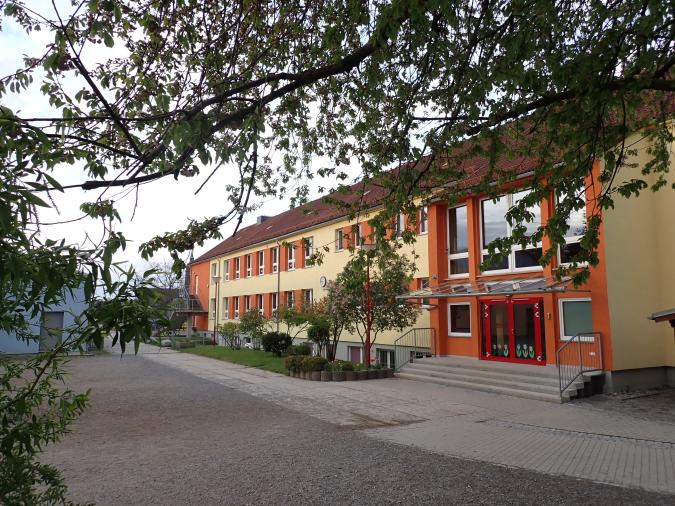 Grundschule Haselbachtal- Schulhofseite