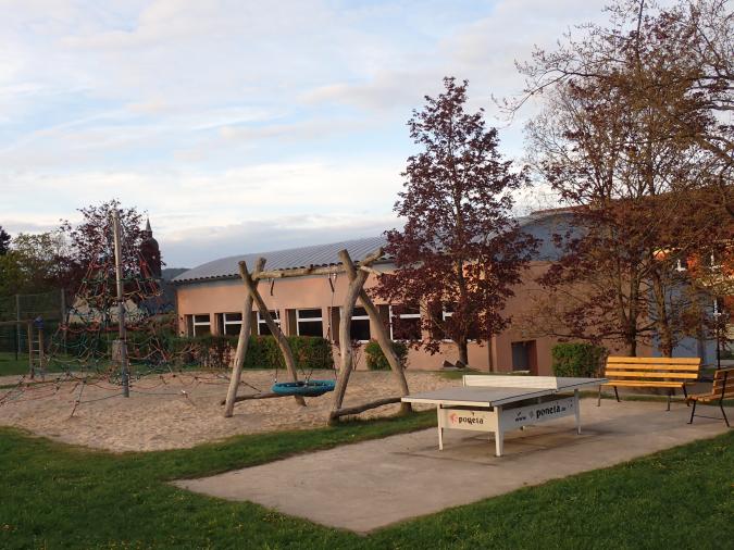 Grundschule Haselbachtal- Pausenhof mit Spielplatz