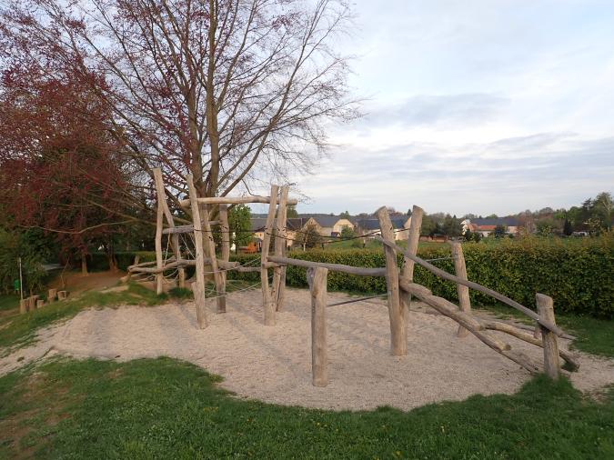 Grundschule Haselbachtal- Pausenhof mit Kletterstrecke