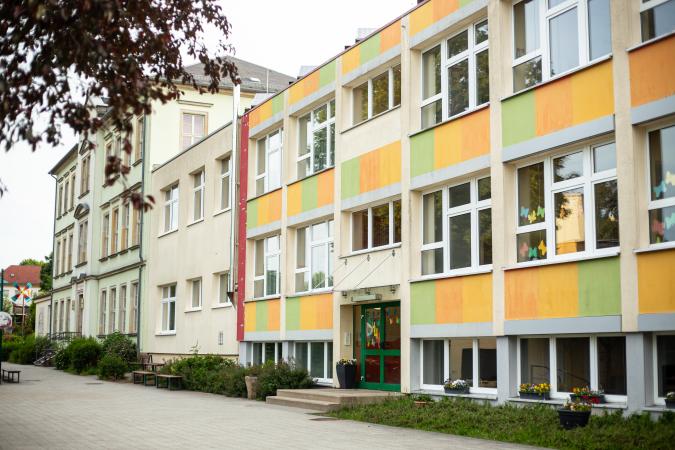 Eingang der Grundschule Ohorn und im hinteren Teil im Altbau der Hort