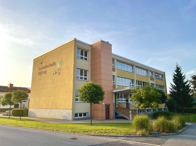 Schulgebäude mit der Turnhalle im Hintergrund