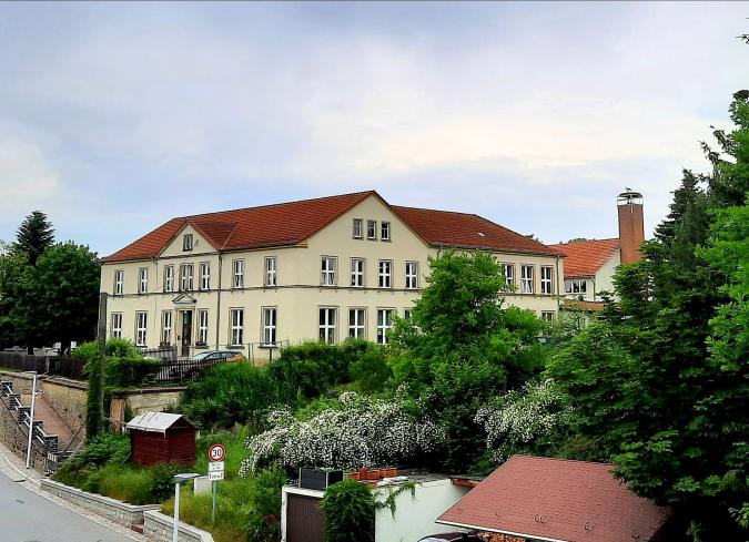 Schulansicht von der Hauptstraße aus