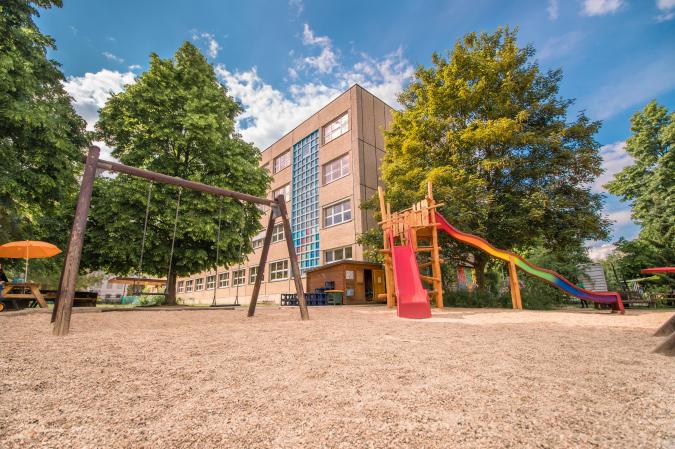 Schulgebäude und Schulhof