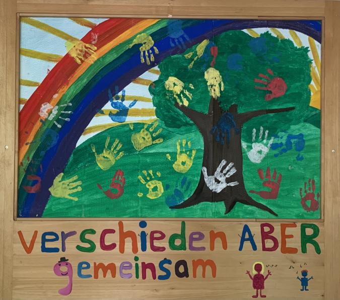 Jeder hinterlässt einen anderen Handabdruck - so bunt wie der Regenbogen sind wir!