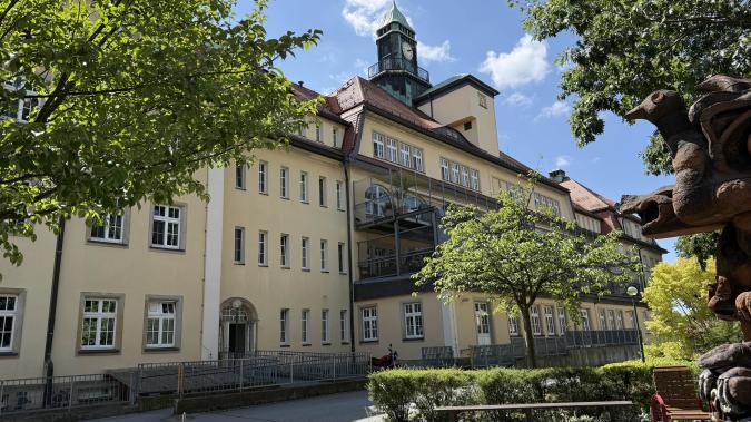 großes, historisches Gebäude mit Glockenturm und Uhr