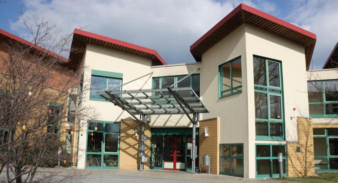 Schulgebäude Eingangsbereich