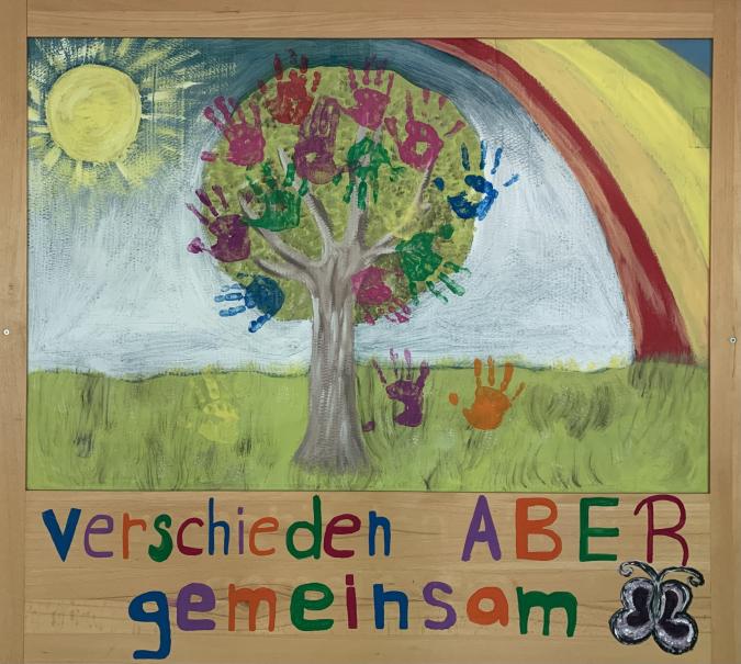 Wir sind bunt und vielfältig wie die Natur. Das zeigen unser Handabdrücke auf dem Bild.