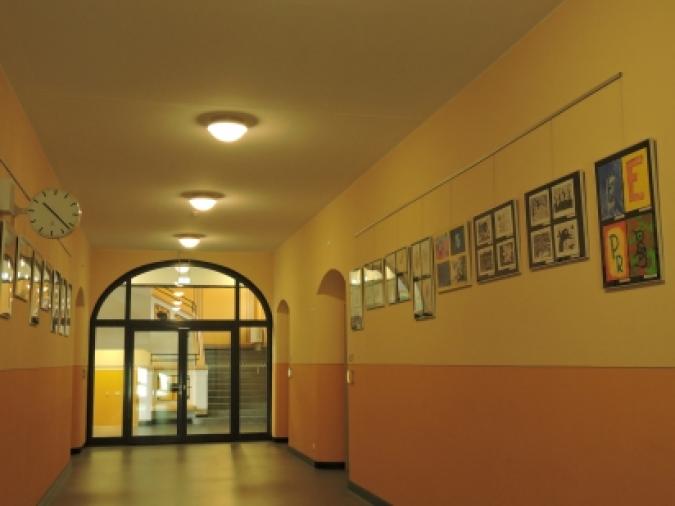 Die Flure in der OS BIW sind mit Schülerarbeiten aus dem Kunstunterricht gestaltet.
