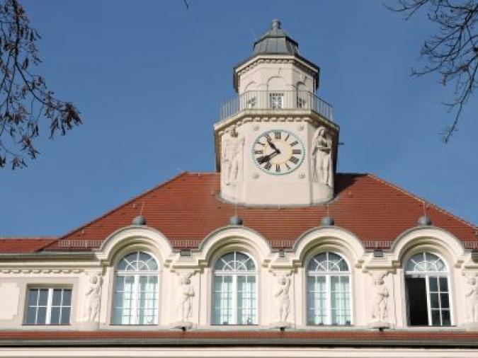 Die Turmuhr der Schule mit 2 schönen Skulpturen.