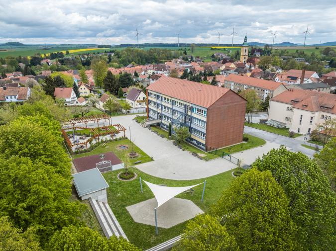 Schulhaus I und II der Oberschule Bernstadt mit neu gestaltetem Schulhof