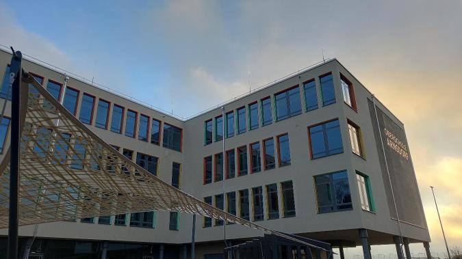Hier ist das neue Schulgebäude der Oberschule Arnsdorf zu sehen.
