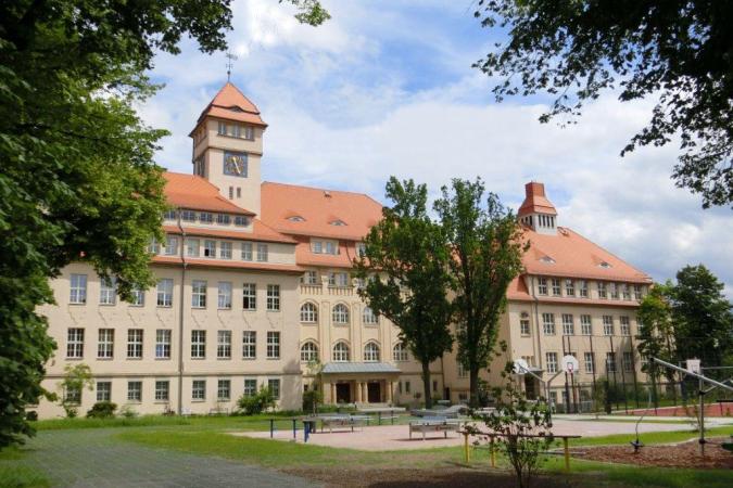 Goethe-Gymnasium Bischofswerda - Blick über den Schulhof auf den Haupteingang