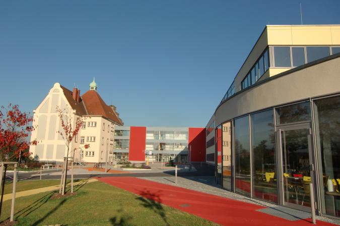 Unser Neubau und Schulhof