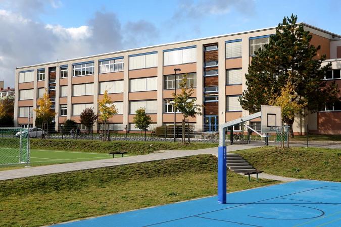 Südseite mit Außensportanlagen