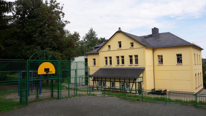Grundschule Halsbrücke mit Schulhof