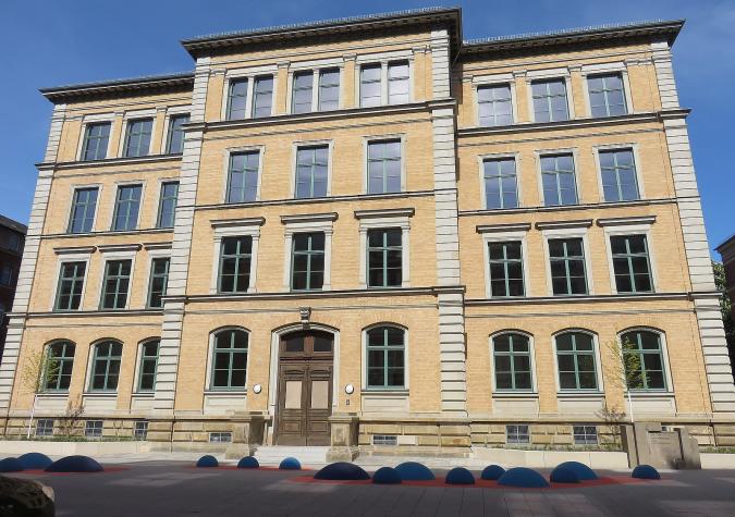 Grundschule Rosa-Luxemburg, Brühl 59. Bild zeigt Fassade (Straßenansicht) nach Sanierung des Schulge