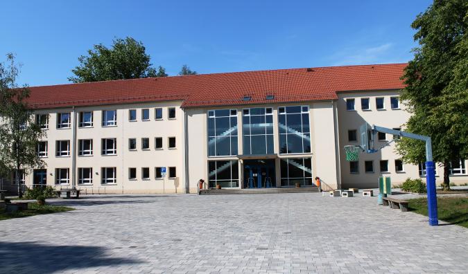 Blick vom Schulhof auf das Schulhaus