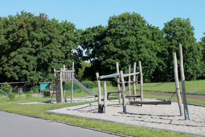 Spielplatz auf dem Außengelände der Schule