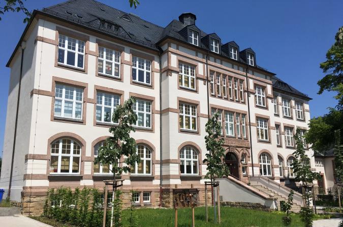 Schulansicht mit Vorplatz