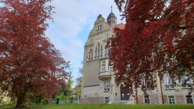 Schulgebäude mit Außengelände