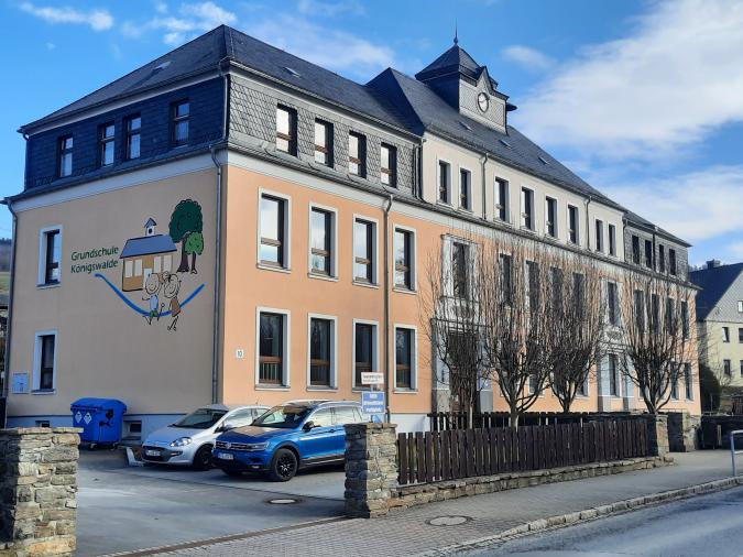 Grundschule Königswalde mit Schullogo