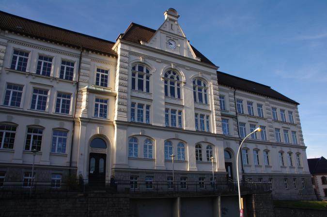 Vorderansicht des Schulgebäudes