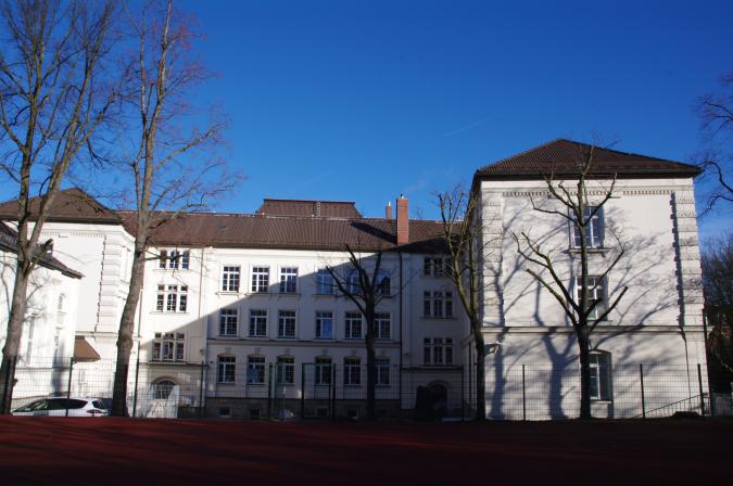 - Hinteransicht mit Sportplatz, Schulhof und Haupteingang