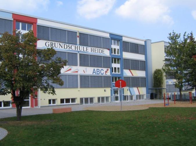 Blick auf die Grundschule Heide