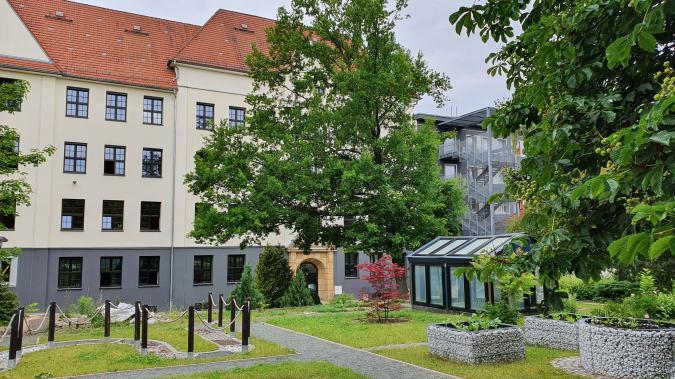 Unsere Schule mit dem schönen Schulgarten