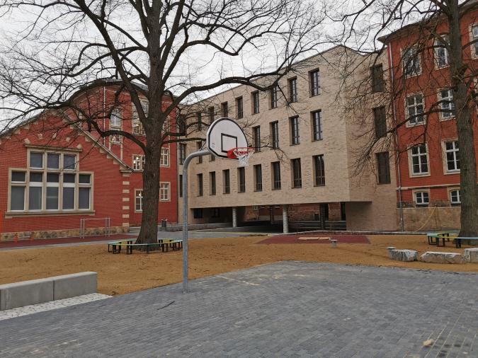 Schulgebäude mit Neubau und neu gestaltetem Schulhof