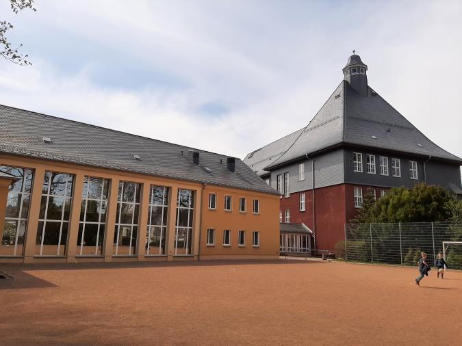 Blick auf Turnhalle und Altbau