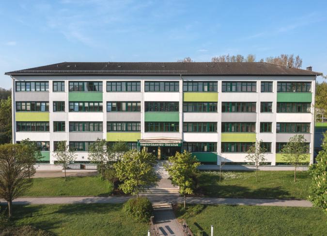 Vorderansicht der Schule mit Haupteingang