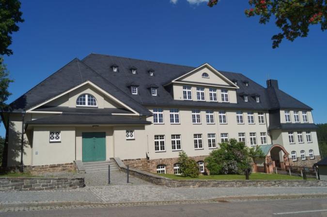 Schulgebäude mit Turnhalle