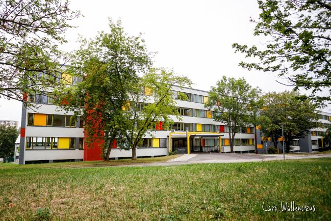 Sie sehen das Schulgebäude der Alexander-von-Humboldt-Oberschule Chemnitz in der Vorderansicht.