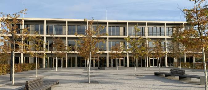 Fotografiert vom Schulhof aus ist die hintere Ansicht des Schulgebäudes zu sehen.