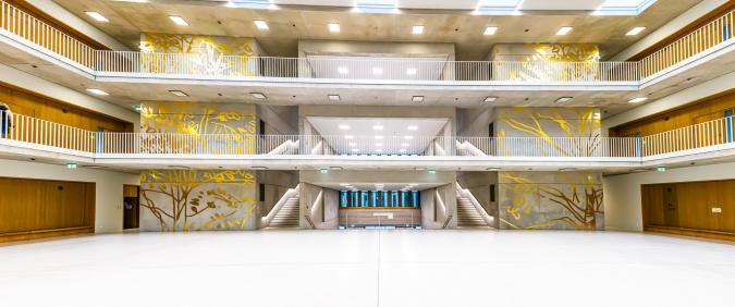 Auf dem Bild ist das Atrium im Inneren des Gebäudes fotografiert wurden.