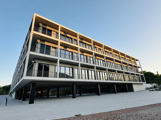 Es ist die Vorderansicht der Schule zu sehen.