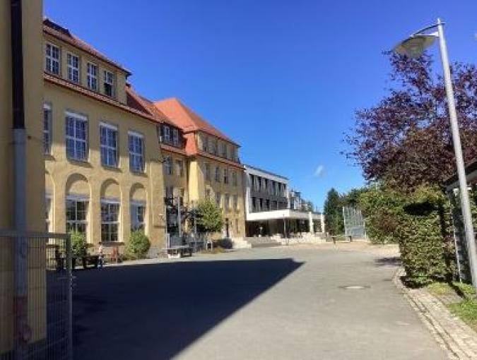 Johannes-Kepler-Gymnasium, Chemnitz, Schulhof mit neuem naturwissenschaftlichen  Anbau