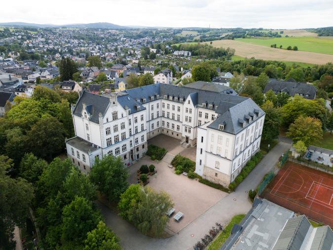 Johann-Gottfried-Herder-Gymnasium aus der Vogelperspektive mit Blick auf den Schulhof