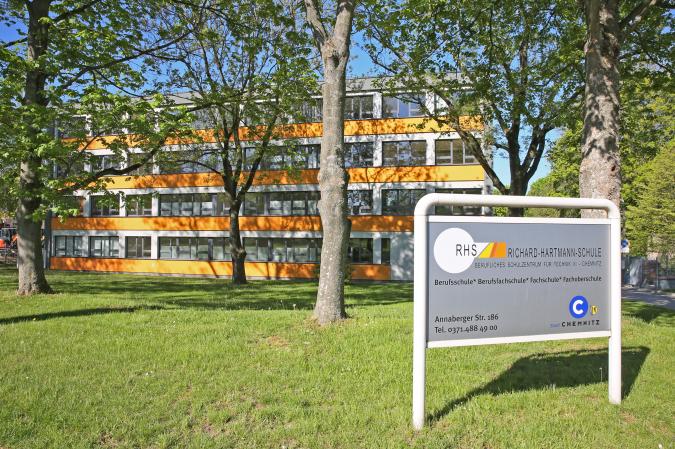 RHS von der Annaberger Straße aus - Haupteingang