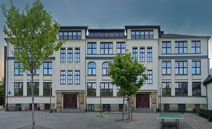 Vorderansicht des Altbaus der 35. Grundschule nach Fertigstellung der Sanierung 2024